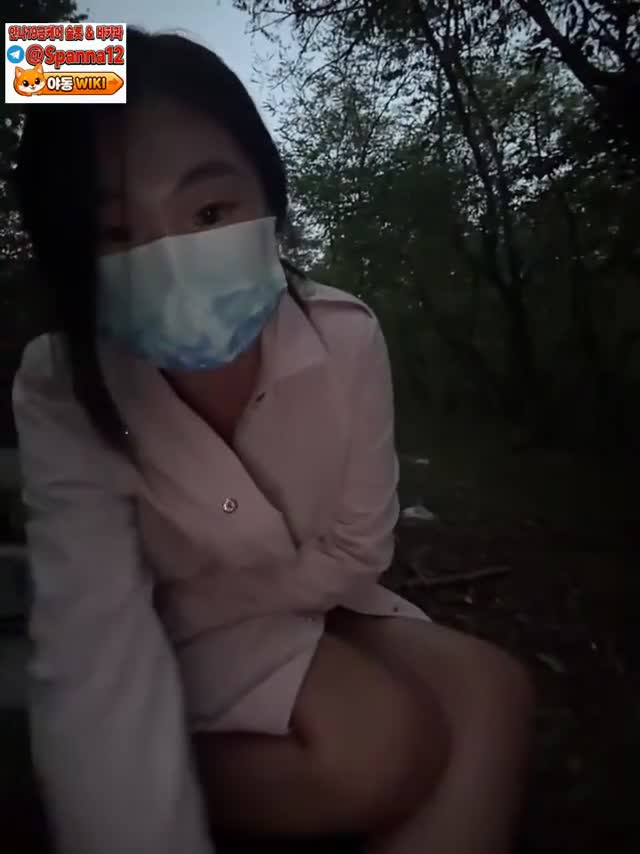 어둑해진 공원의 으슥한 계단에서 알몸 자위플